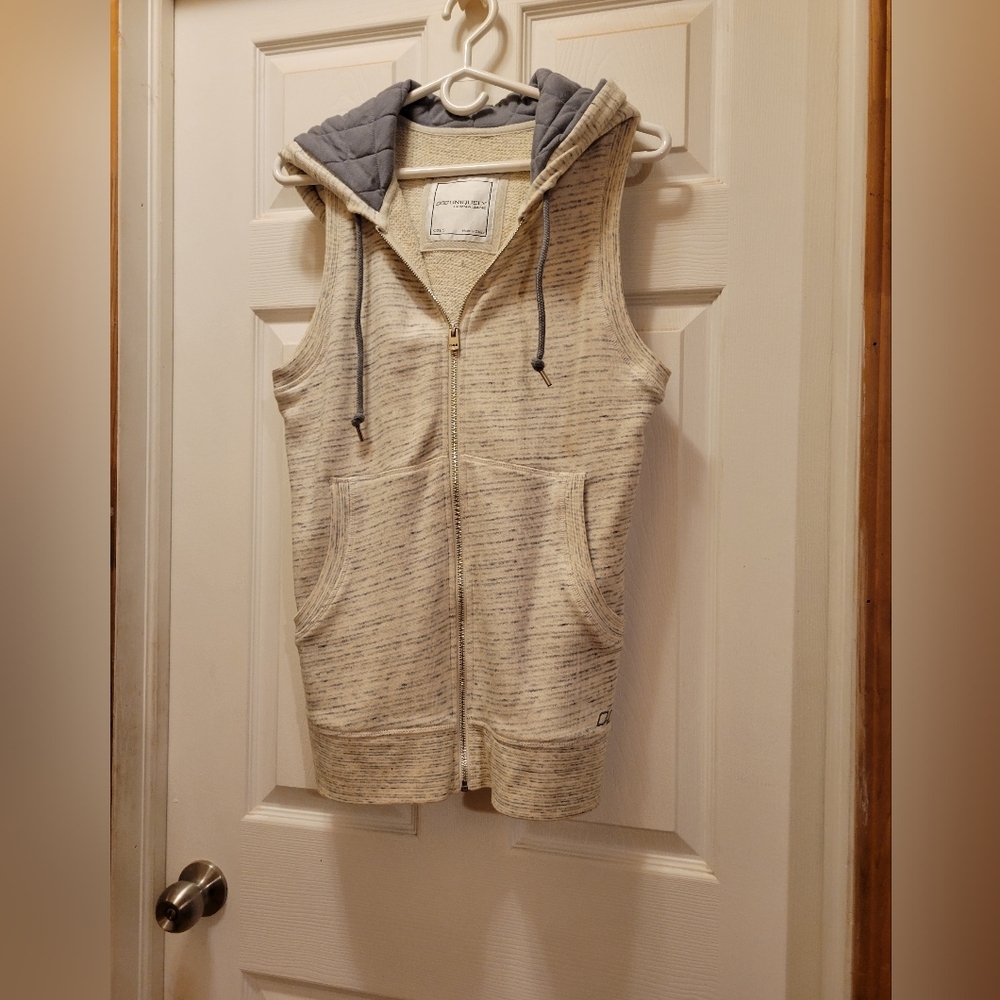 Uniquely Lorna Jane quilted hoodie/w/front pockets, vest style